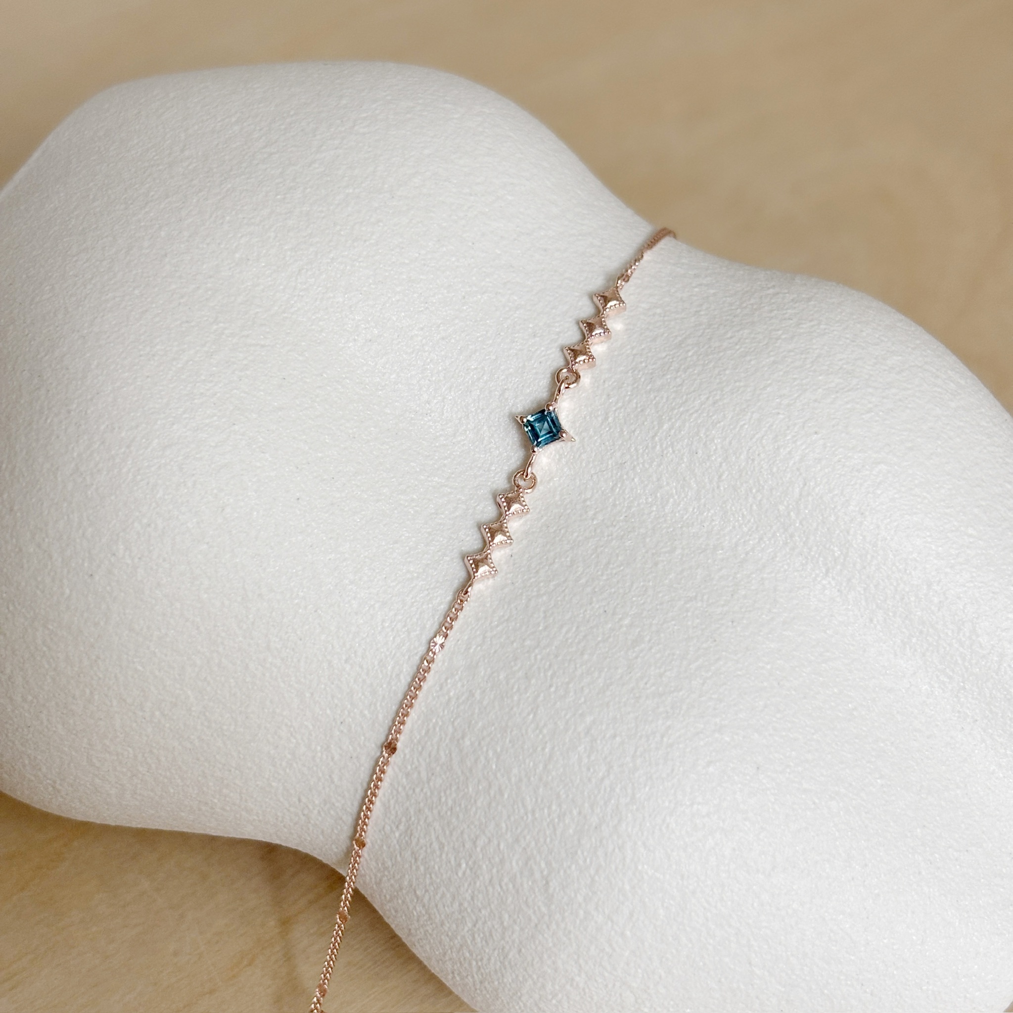 小排滾邊菱形倫敦托帕石手鍊