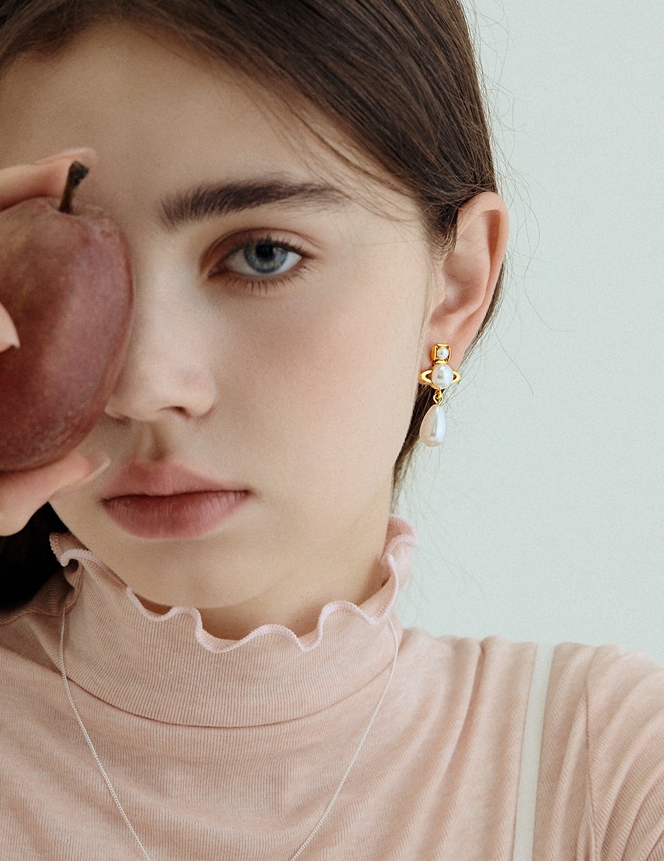 小行星垂墜珍珠。針式耳環