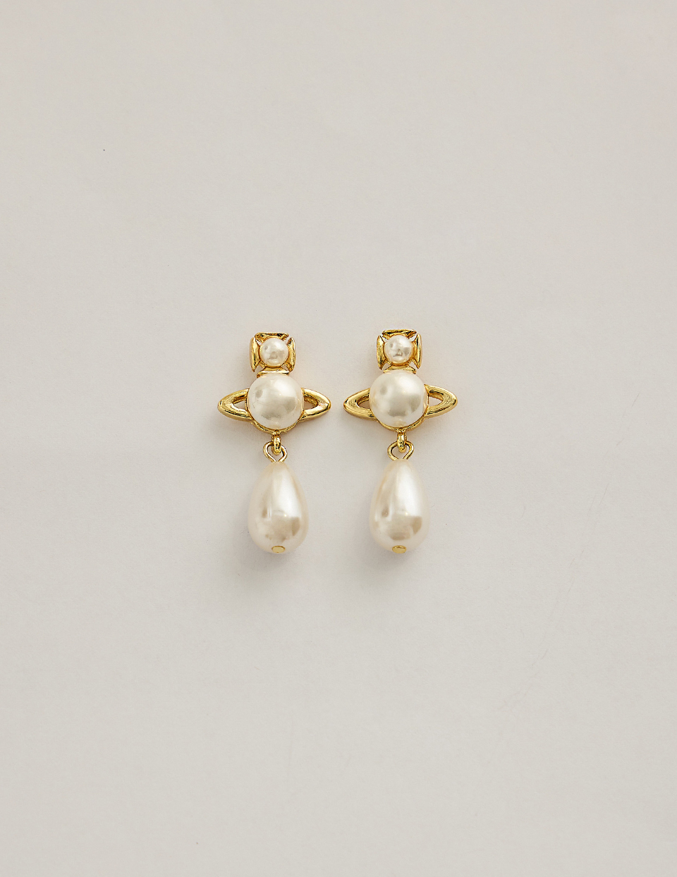 小行星垂墜珍珠。針式耳環