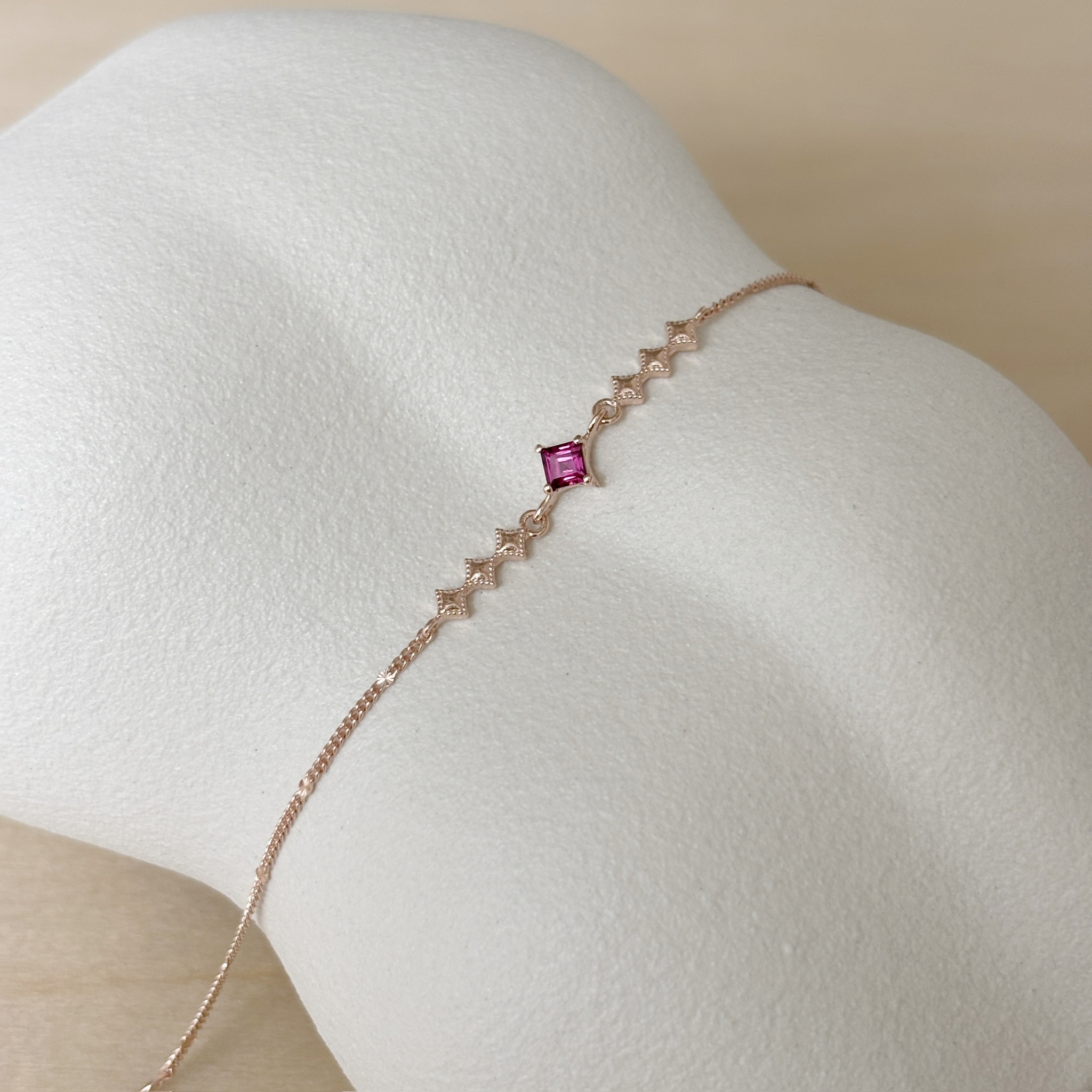 小排滾邊菱形玫瑰石榴石手鍊