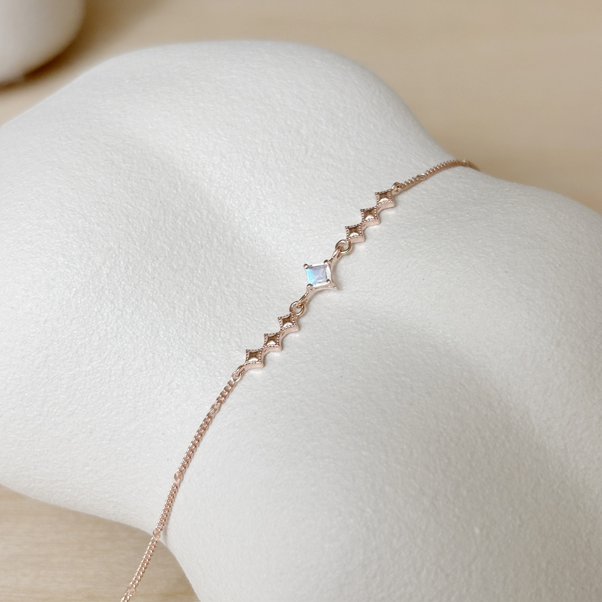 小排滾邊菱形月光石手鍊