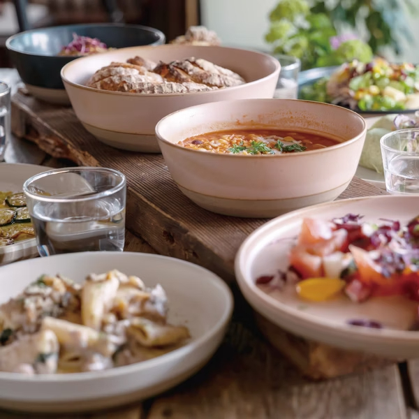 KINTO-CERAMIC LAB 沙拉碗,粉色,搭配同系列的淺餐盤、深餐盤,營造用餐儀式感