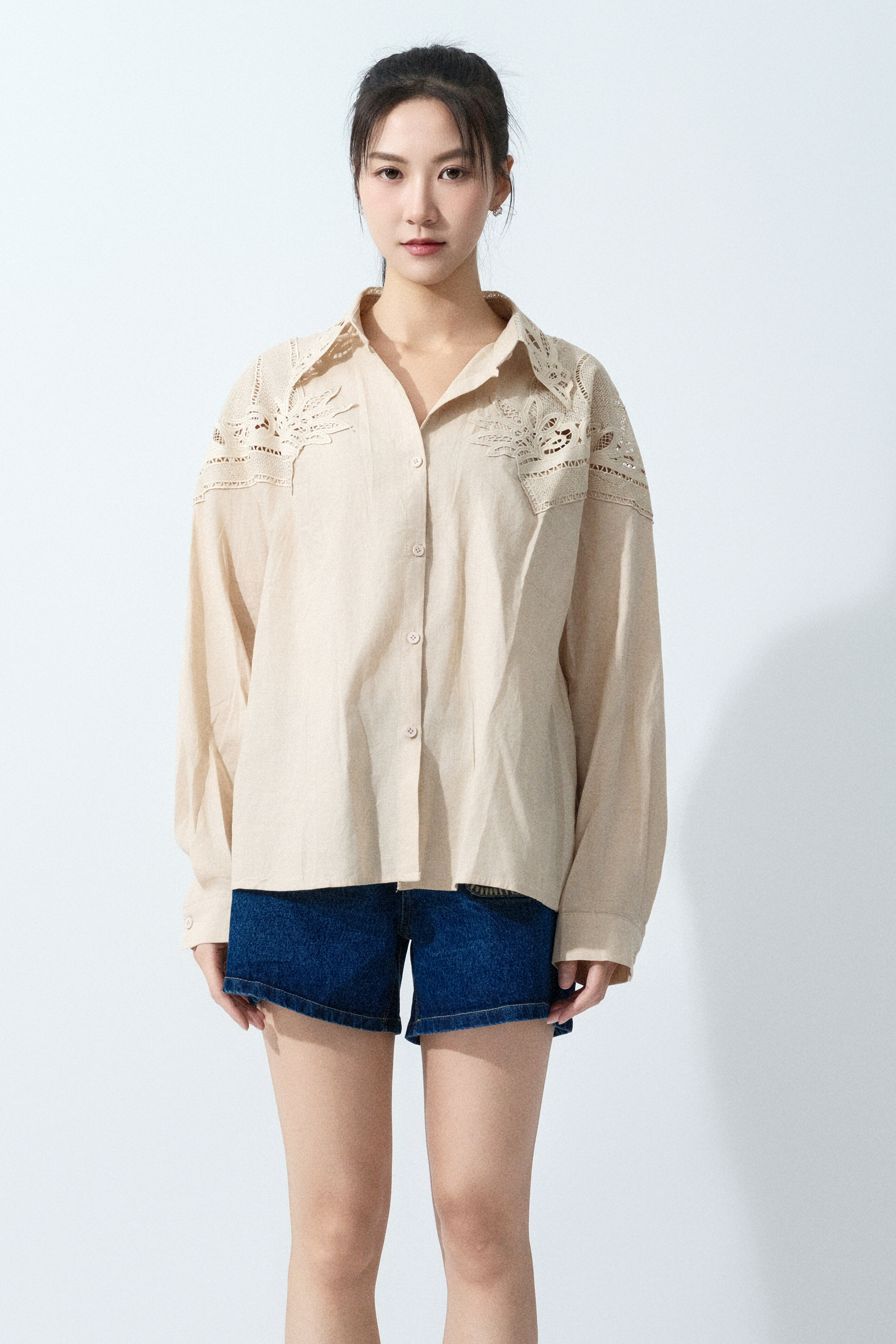 肩領裝飾勾花恤衫 (預購產品）
