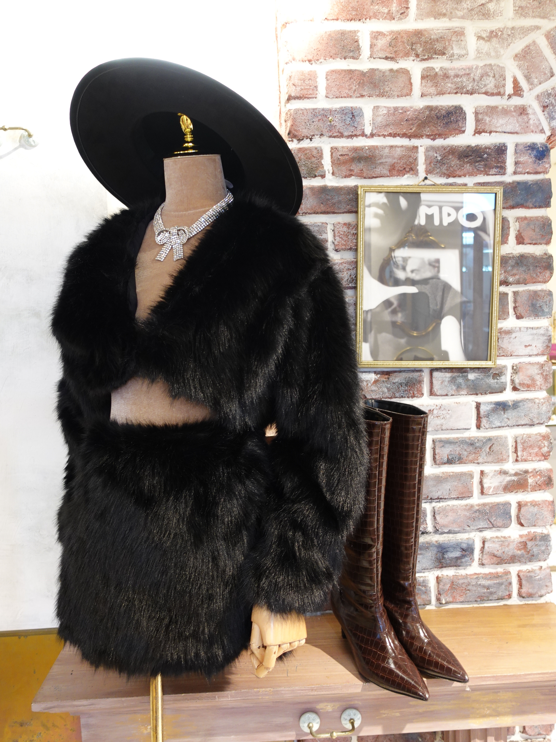 Black Butter黑色 Vegan毛毛皮草外套+ 高腰短裙套裝