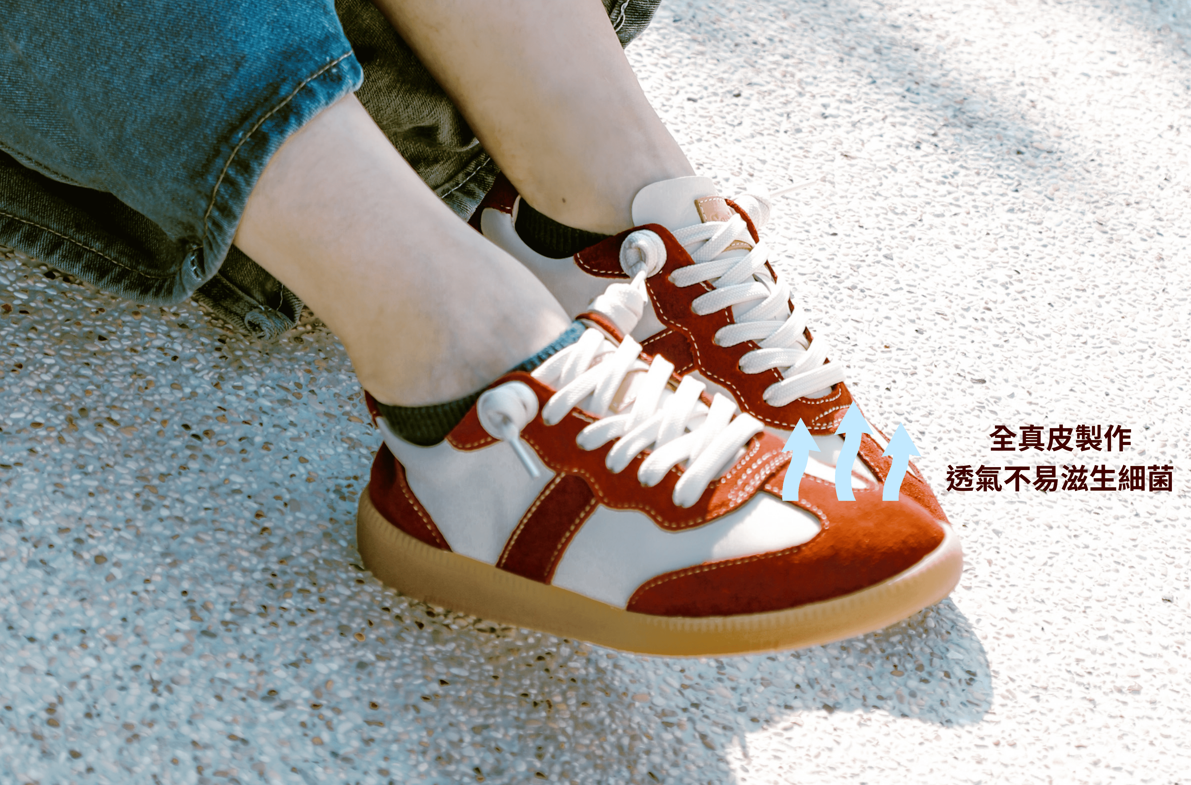 比較 PU 合成皮與 Sanly Joy 頭層真皮德訓鞋的透氣度差異，解析腳臭成因與細菌滋生原理，強調真皮毛細孔能排出濕氣，預防香港腳與異味，是重視足部健康的透氣女鞋首選。