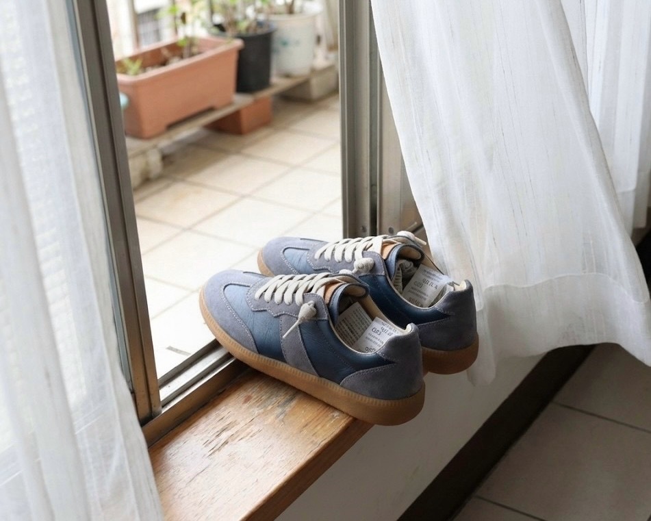 Sanly Joy 教學防腳臭保養術，示範正確的真皮鞋保養與通風方式，建議輪流替換鞋款並保持乾燥，搭配除濕小物延長德訓鞋壽命，維持鞋內衛生環境。