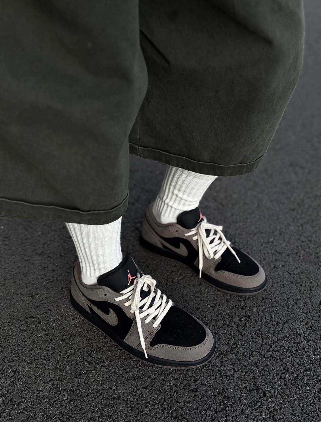 Air Jordan 1 Low "Olive Grey" 摩卡深棕 小倒勾 IB7109-005