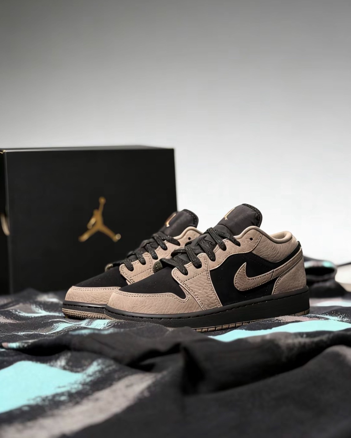 Air Jordan 1 Low "Olive Grey" 摩卡深棕 小倒勾 IB7109-005