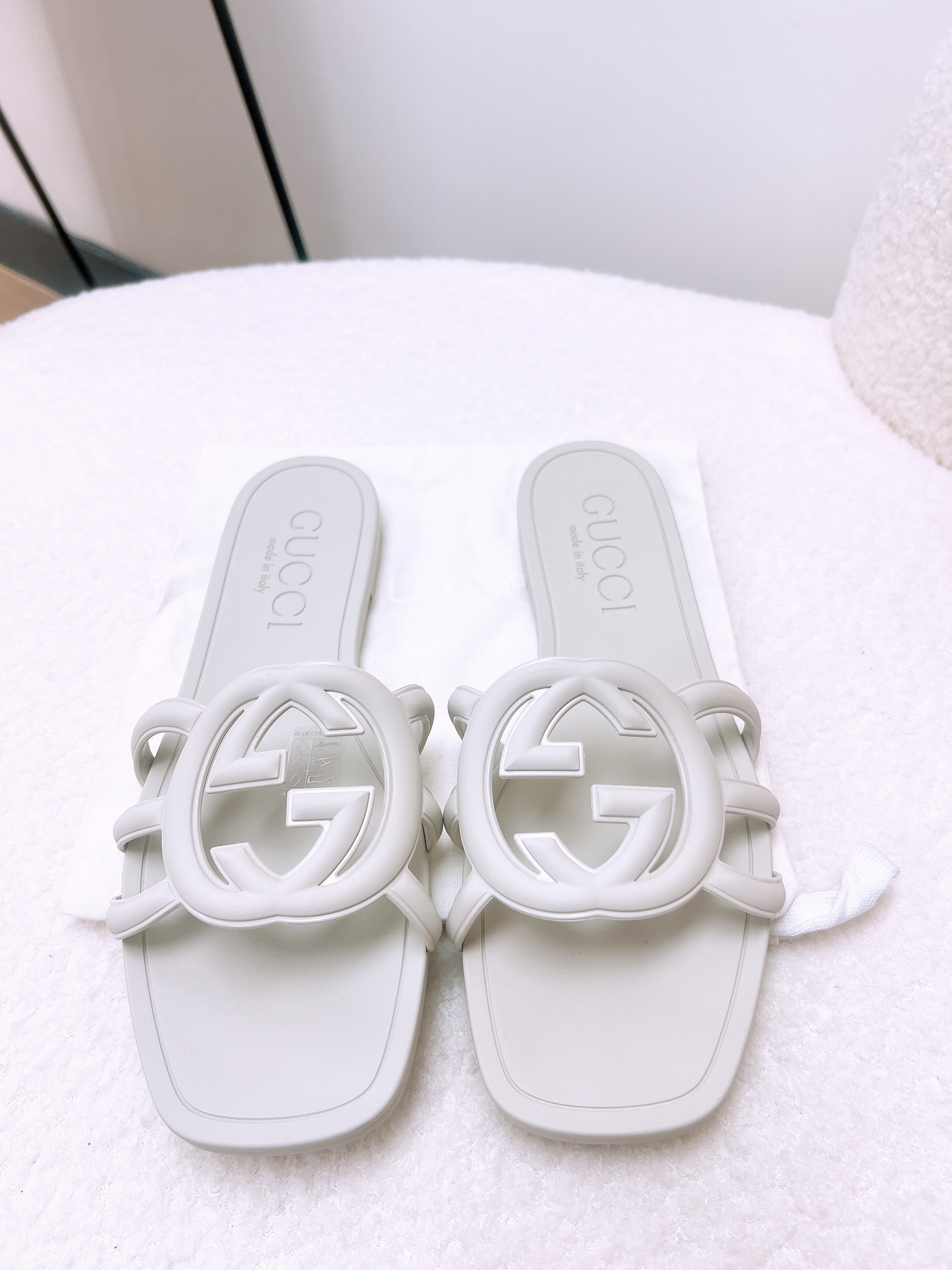 *Unused* (size 40) Gucci interlocking G slides sandals white