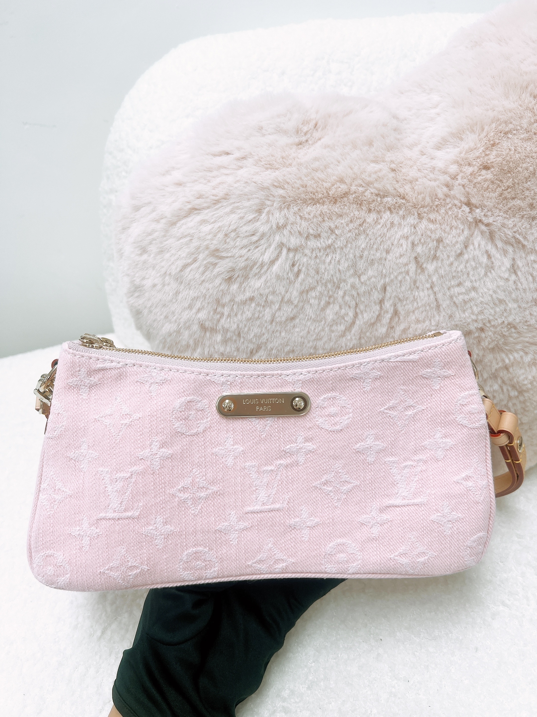 *Unused* Lv liv pochette pink denim