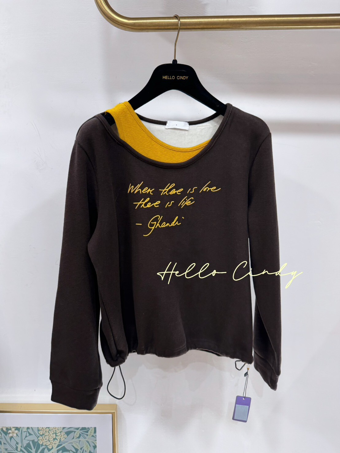 B01009假兩件式內磨毛小露肩英文字下抽繩撞色上衣