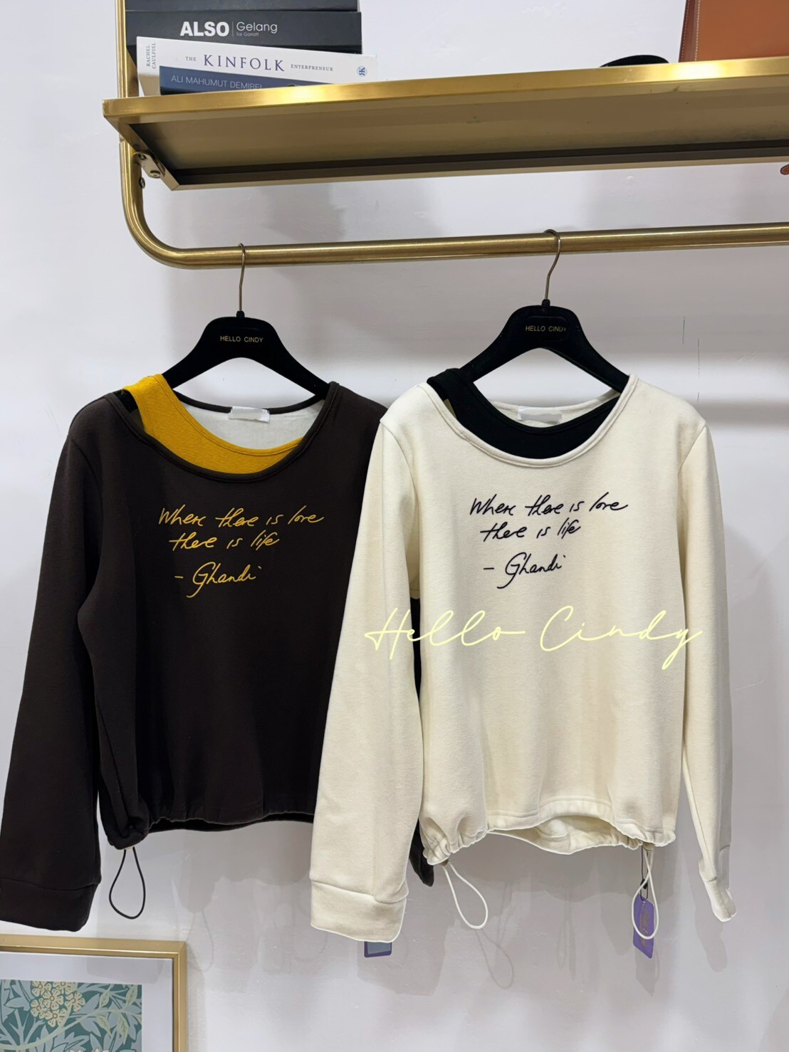 B01009假兩件式內磨毛小露肩英文字下抽繩撞色上衣