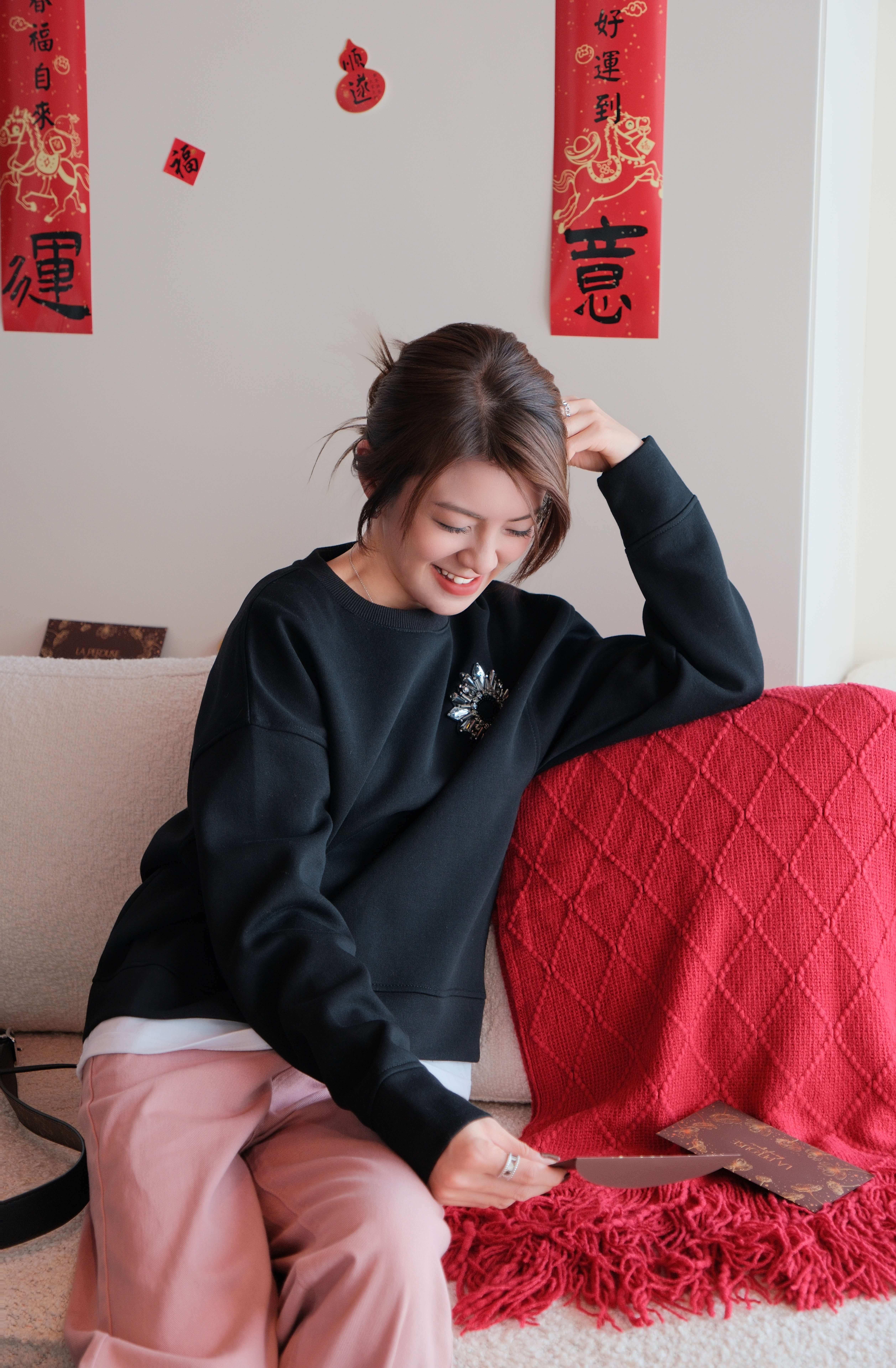 Crystal-Embellished Oversized Trim Hem Sweatshirt_TP261L05