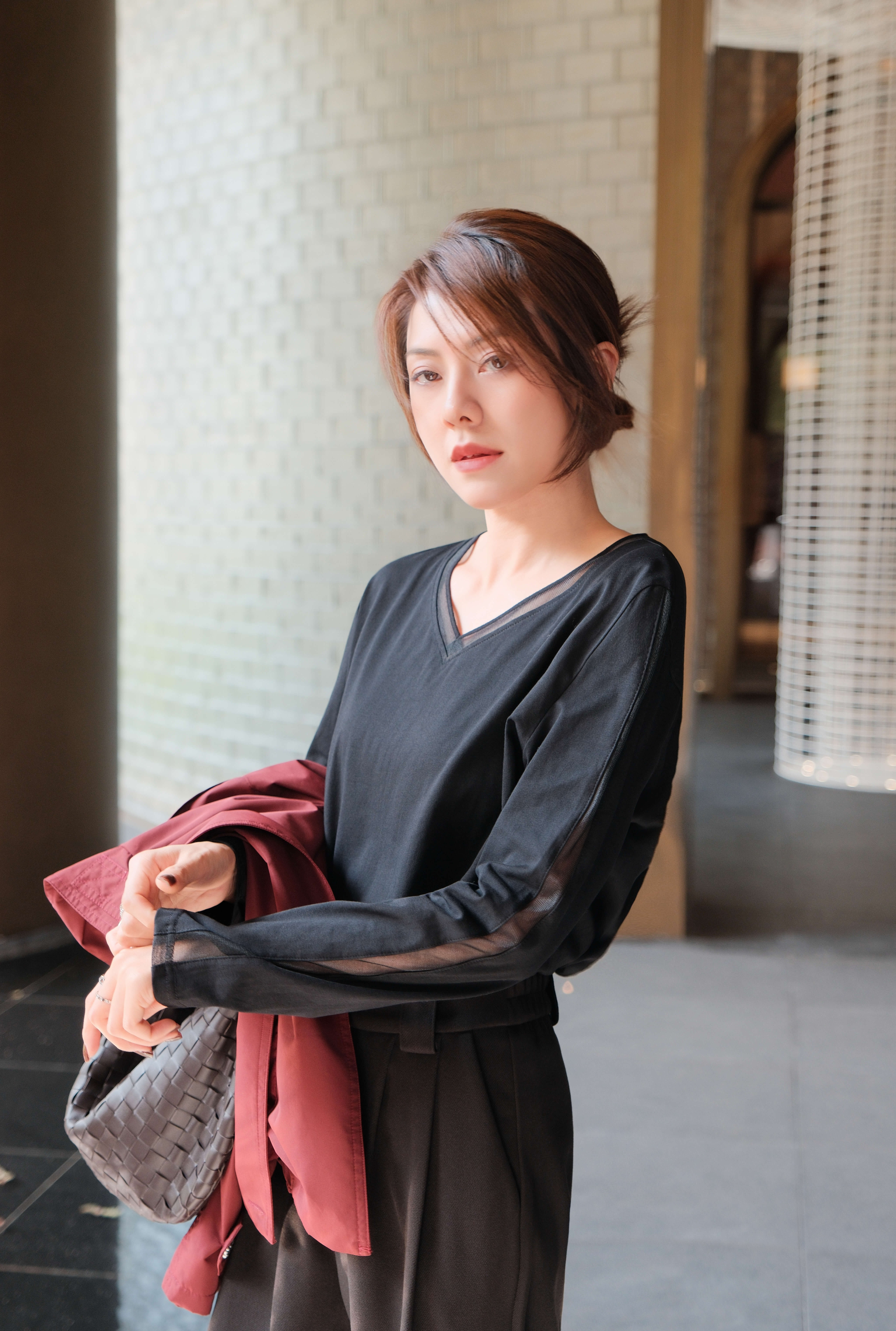 Mesh Trimmed V-Neck Long Sleeve Top_TP229L11B