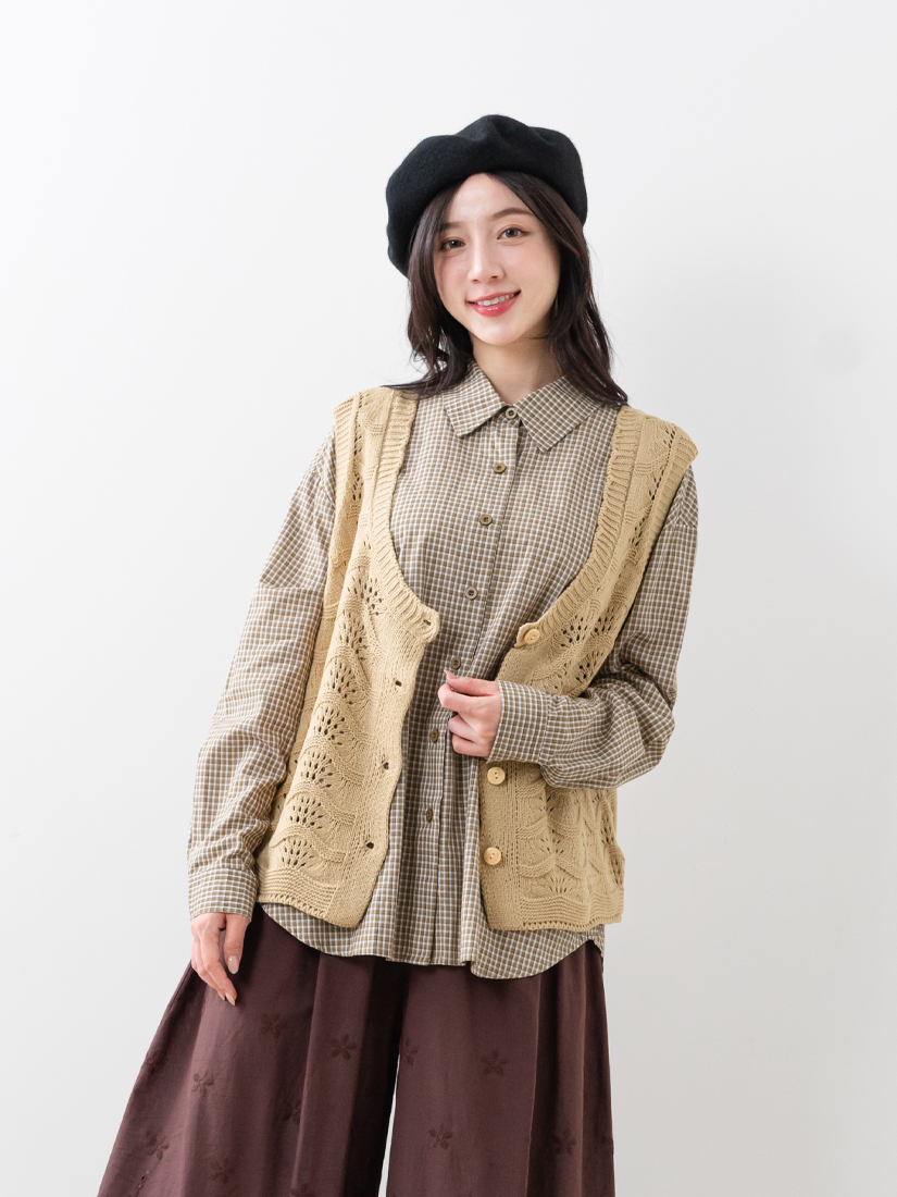 慵懶寬鬆簍空挑洞織紋排釦背心