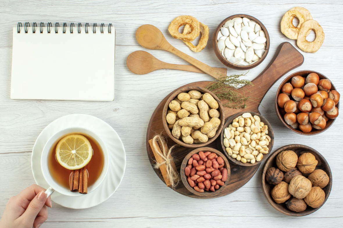 白色木紋桌面上擺放著健康的下午茶組合