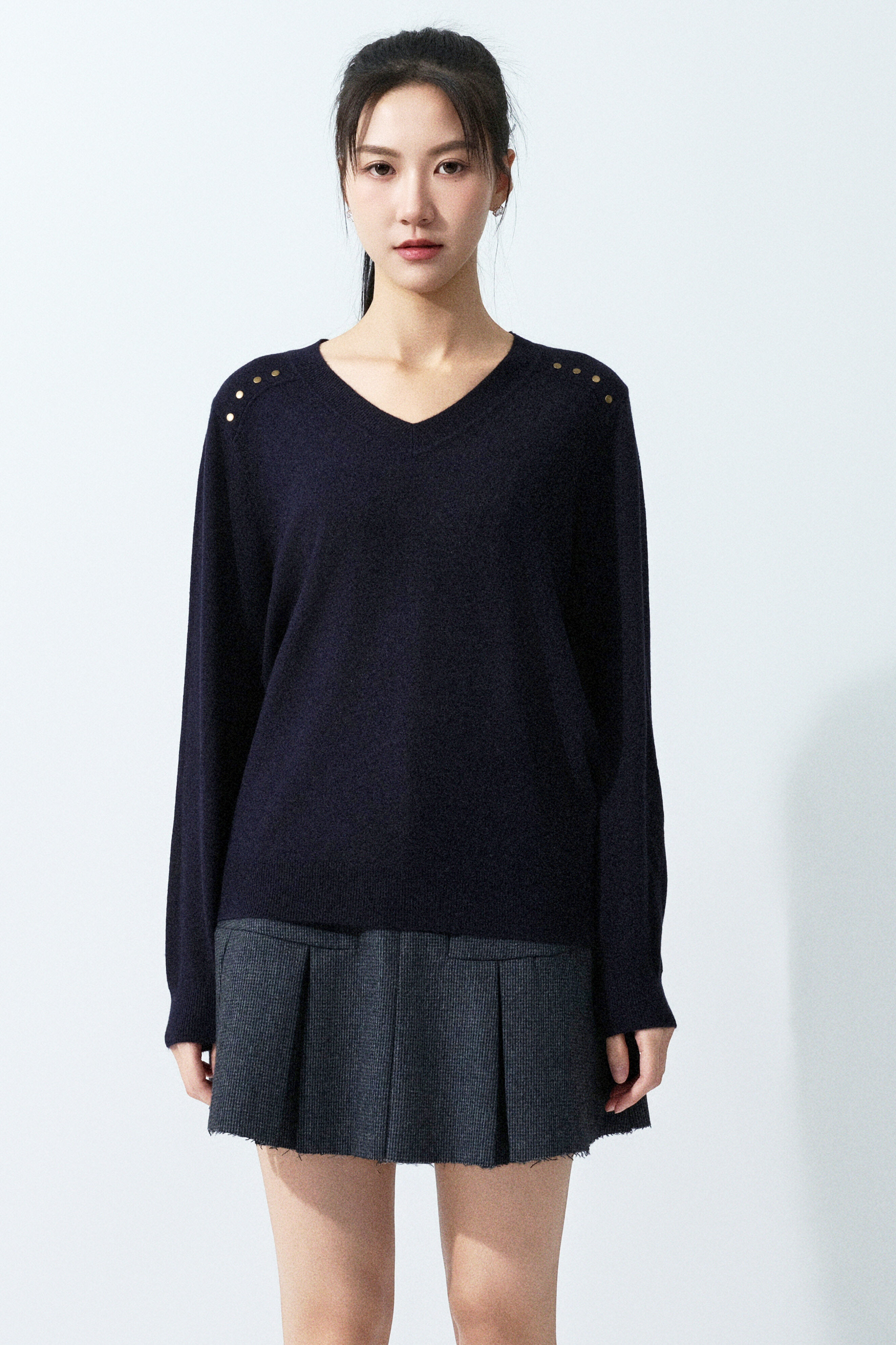 撞釘肩V領薄冷衫（預購產品）