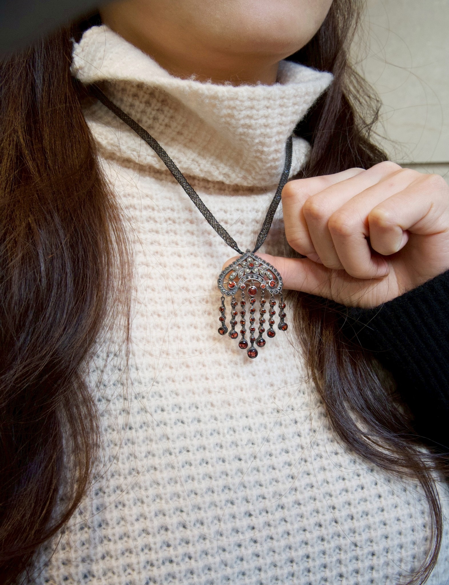 流蘇石榴石胸墜（OP1646）