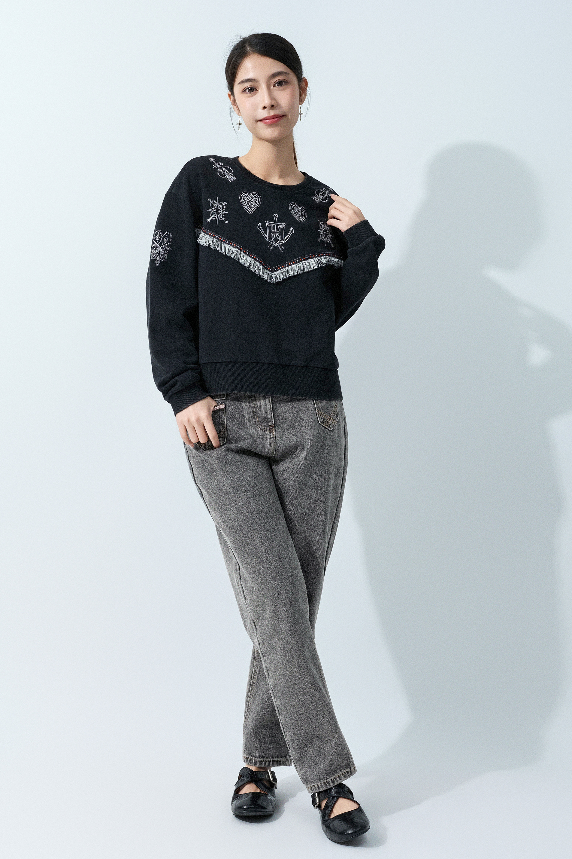 民族蘇蘇邊繡花衛衣 (預購產品）