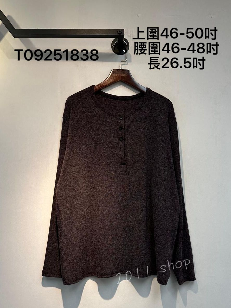 純色半鈕扣暗紋TOP  上圍46-50吋  腰圍46-48吋 長26.5吋  T09251838