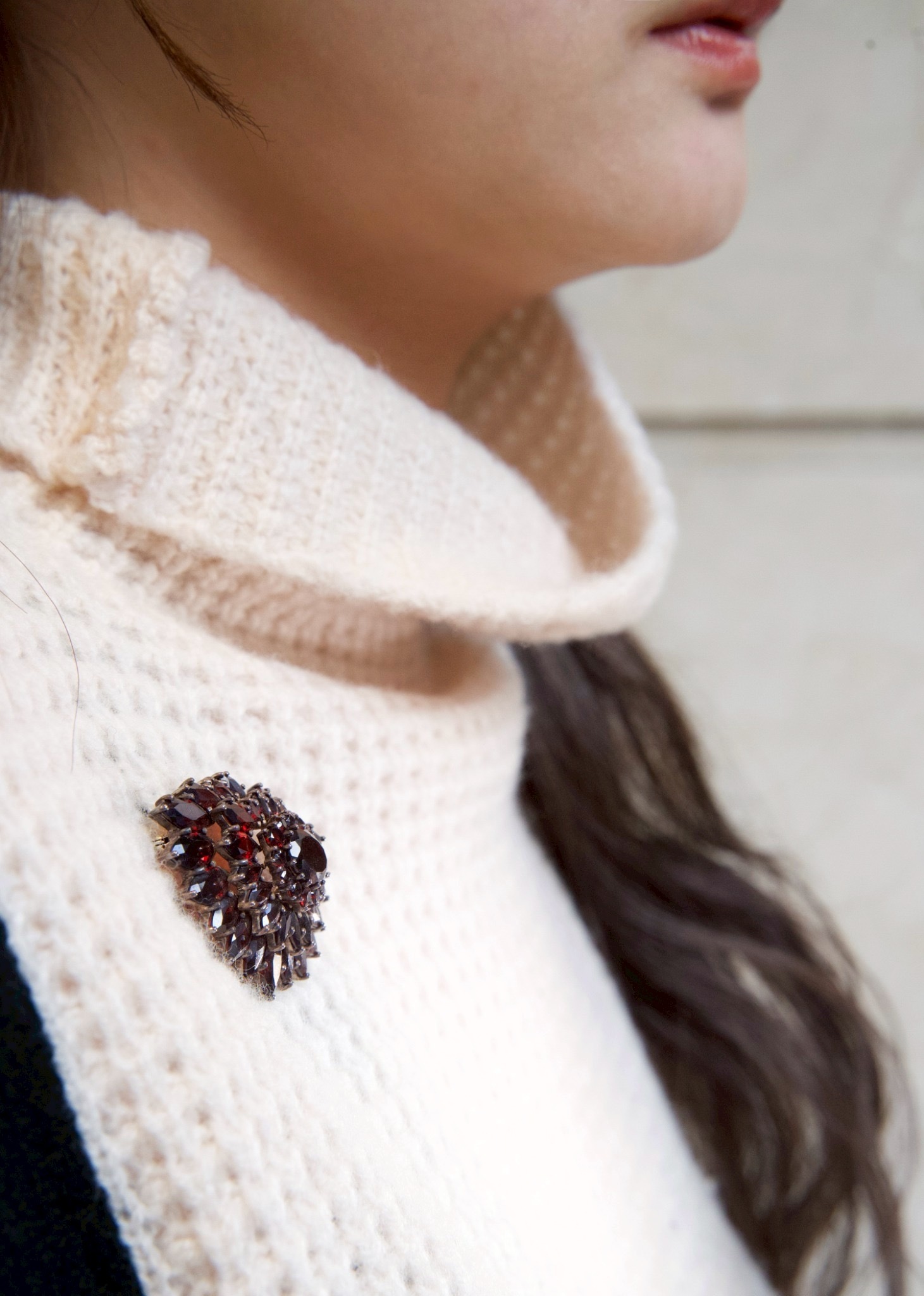 扇形石榴石胸針（OP0639）