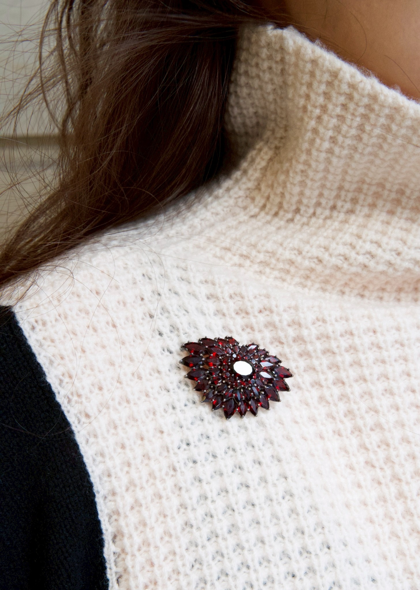 扇形石榴石胸針（OP0639）