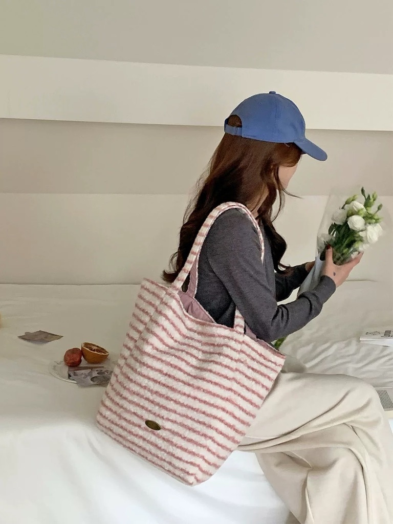 Me.gusta｜Softie Stripes 毛呢雙面托特包｜溫柔條紋大容量手提肩背包