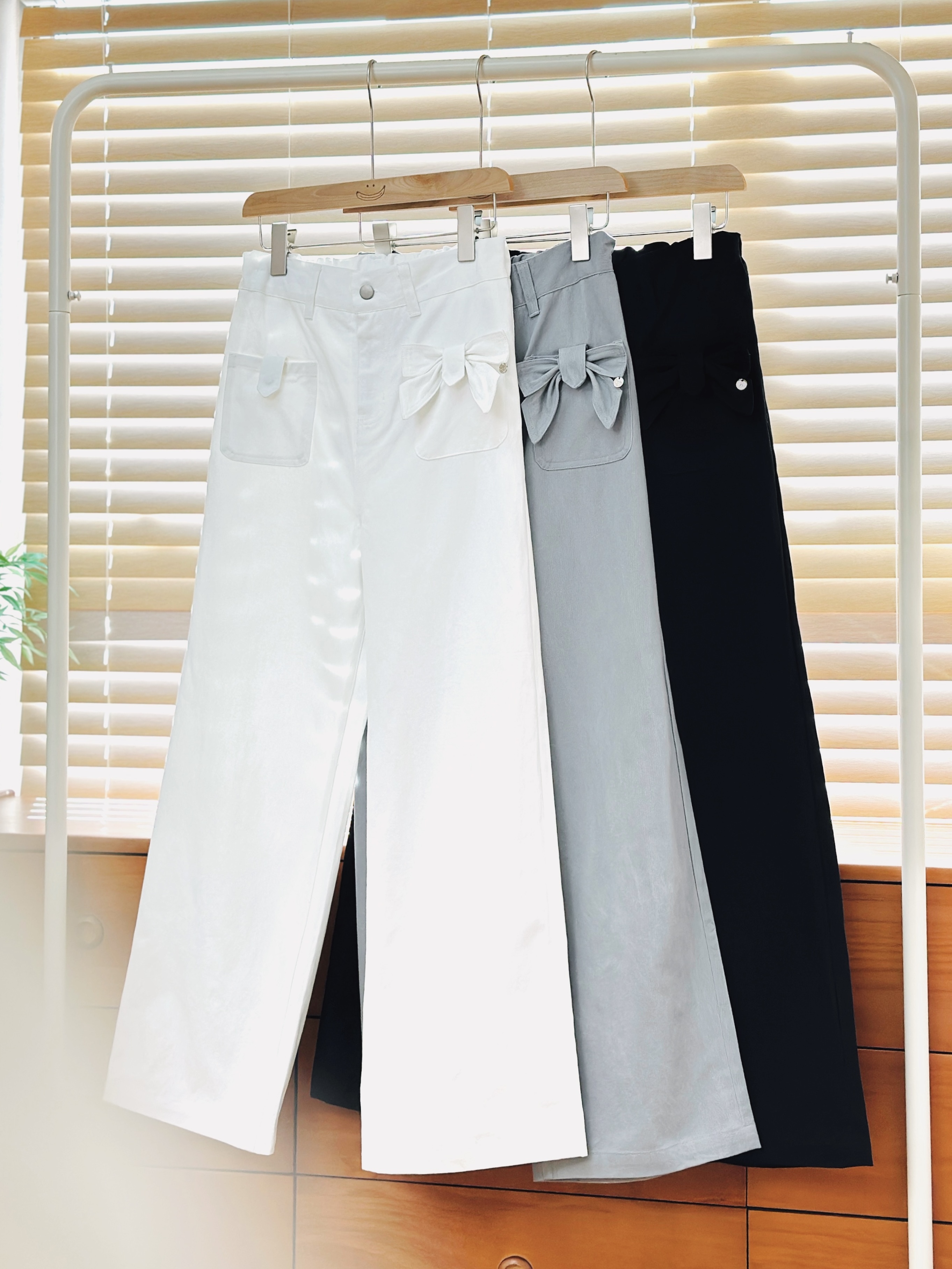 三色 / 多造型蝴蝶結直筒長褲 / Detachable Bow-Accent Straight Pants