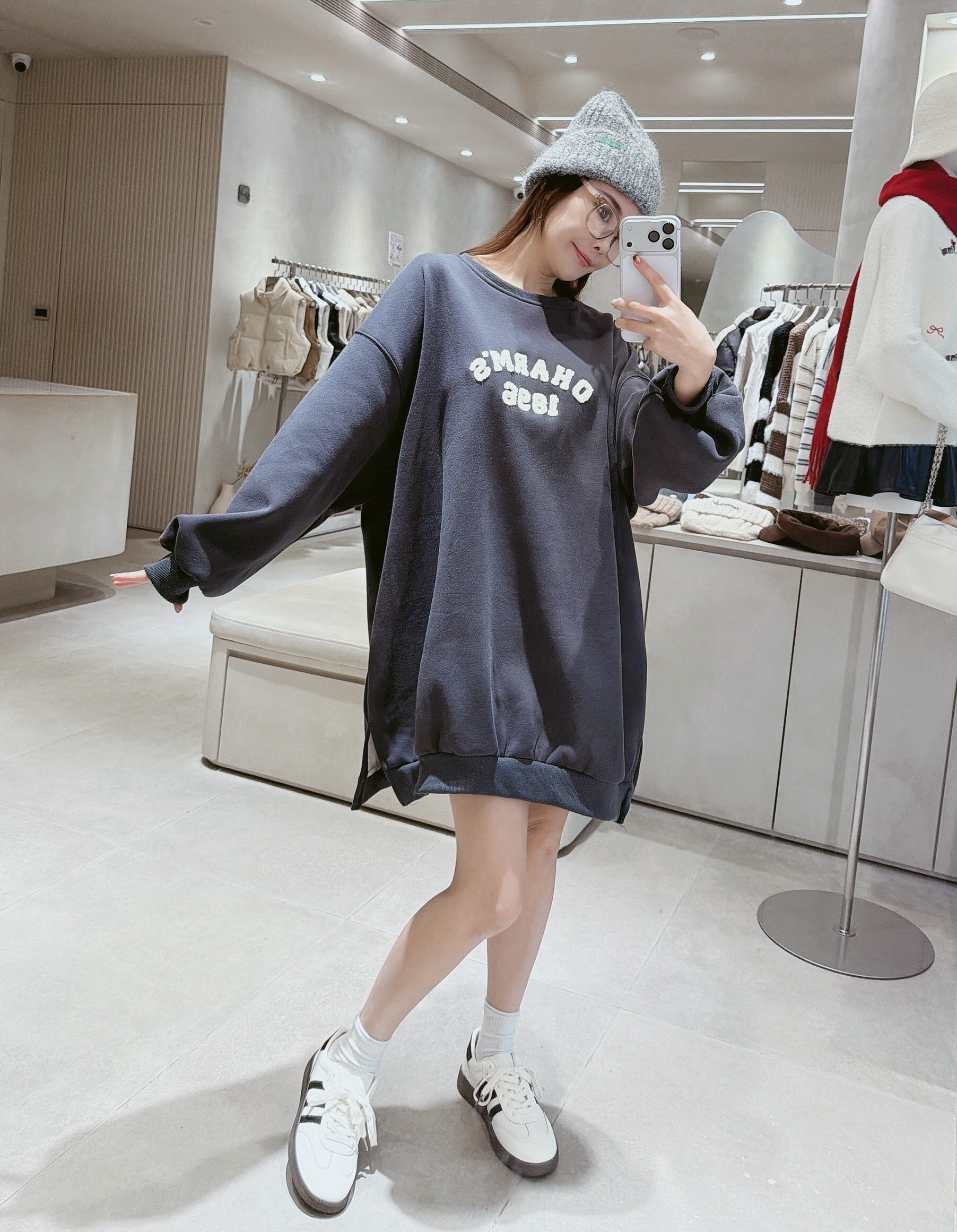 1896毛絨字母長版刷毛衣