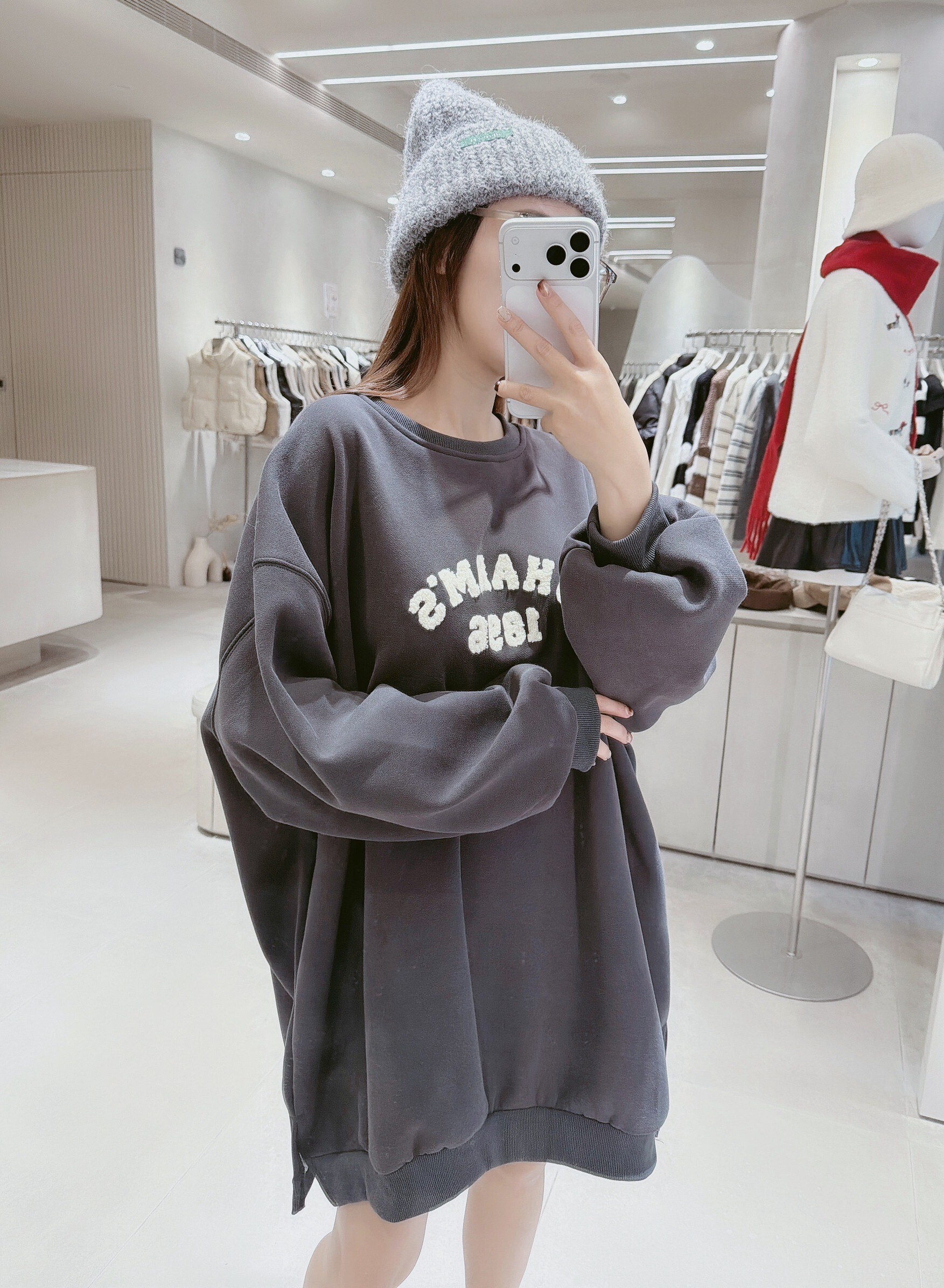 1896毛絨字母長版刷毛衣