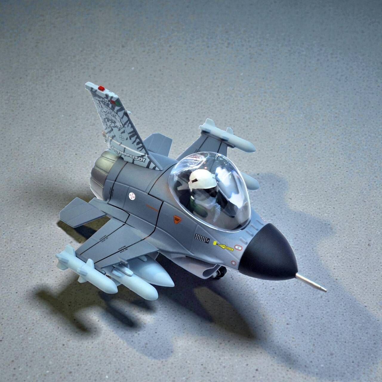 鐵流Q版 葡萄牙空軍 F-16AM 第31「老虎」中隊  含有底座
