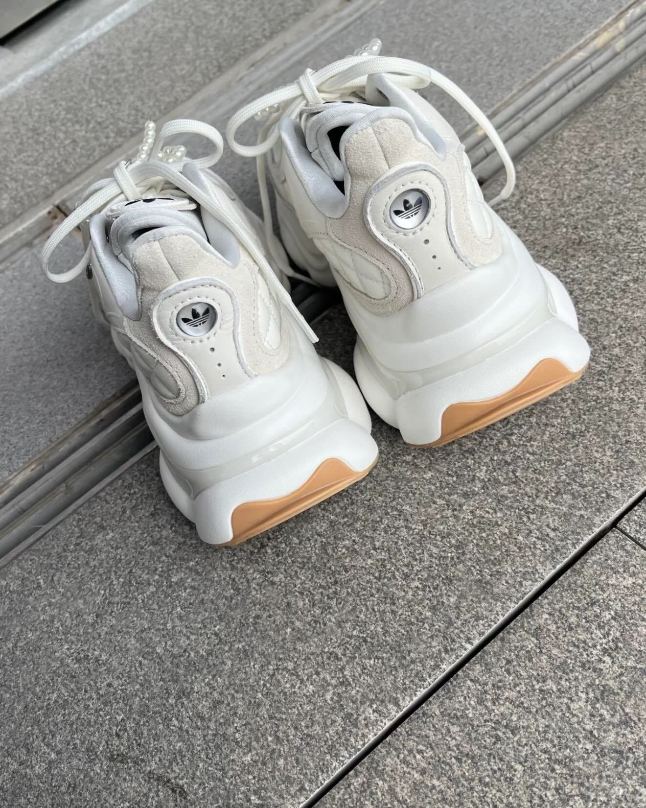 代購-ADIDAS OZVENUZ <宋雨琦同款> 小香風 菱格紋 奶油白 增高 厚底 焦糖底 蝴蝶鞋 女鞋 HQ2643