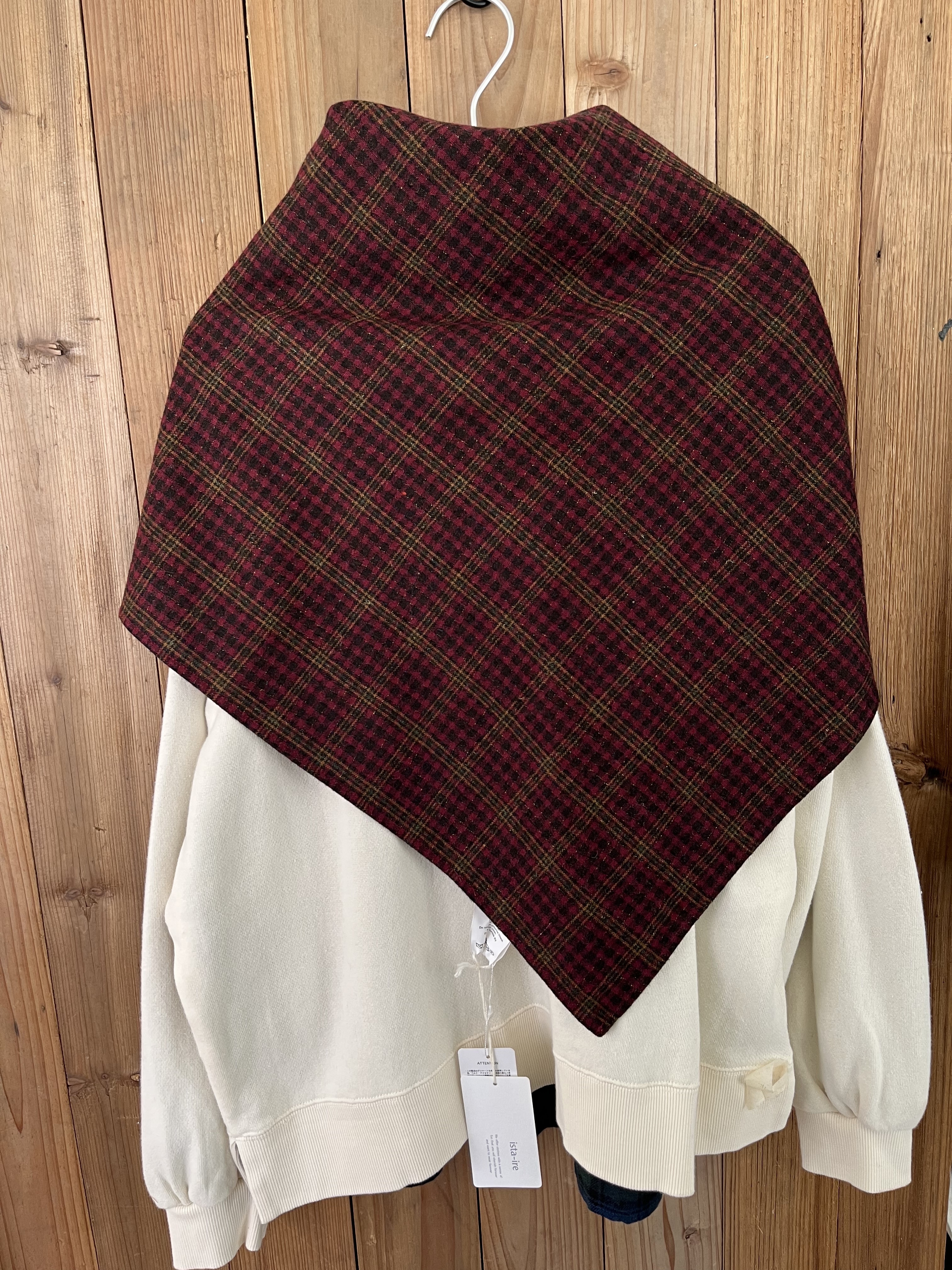 ista-ire三角形啡紅色格仔披肩