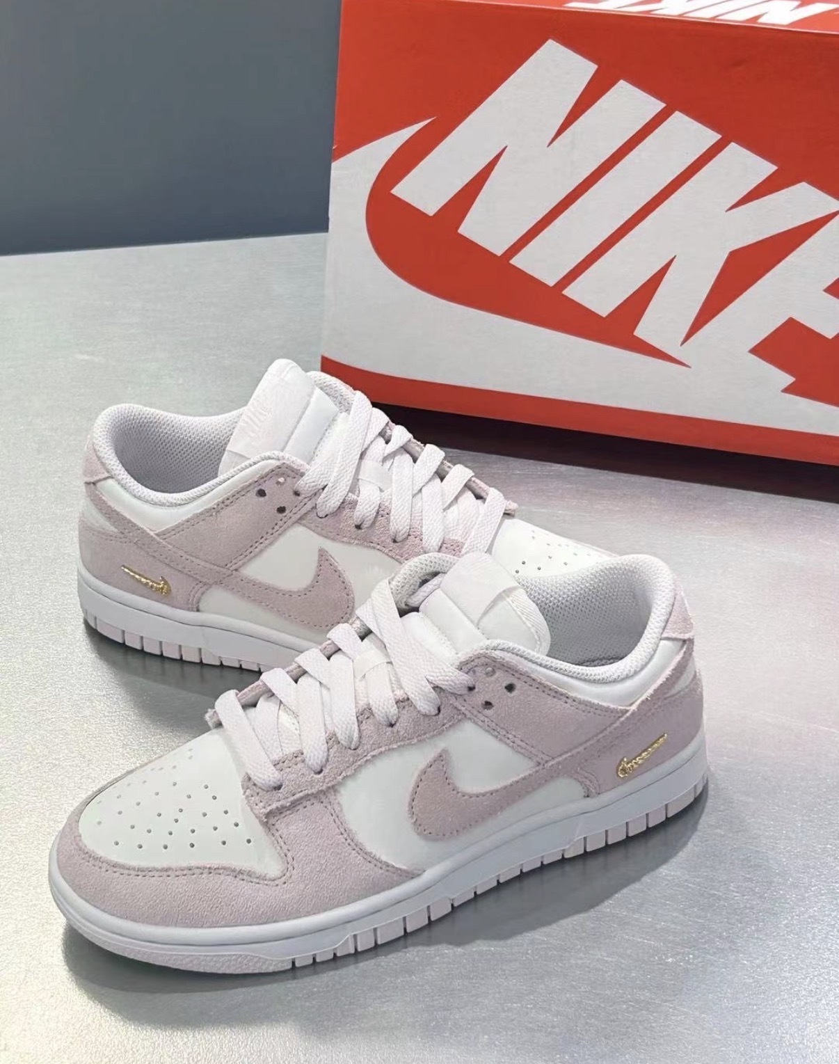 女鞋 NIKE DUNK LOW 'Pearl Pink' 粉紫 金屬小勾 麂皮 復古 運動 休閒鞋【IO4244-100】