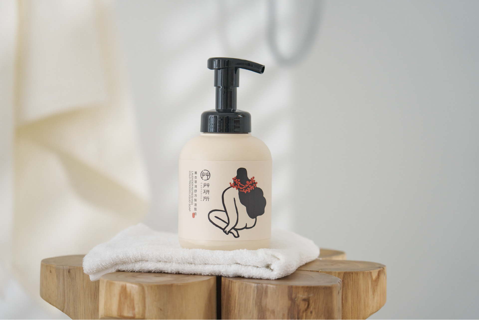 艸研所薰衣草清舒冷製液態皂產品情境照 - 苦茶油與芝麻油基底