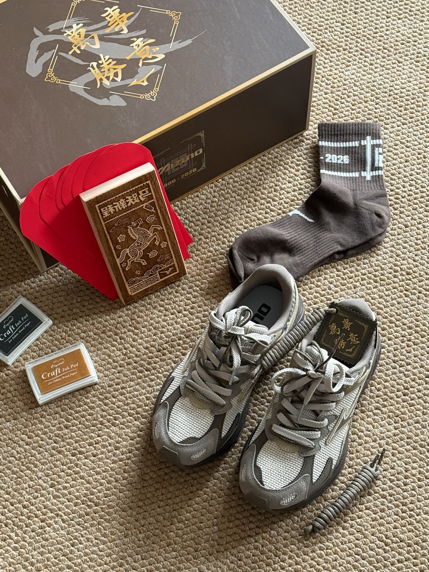 代購-美津濃120週年限定 Racer S經典跑鞋 馬年限定新春禮盒 美拉德棕色 D1GH253518