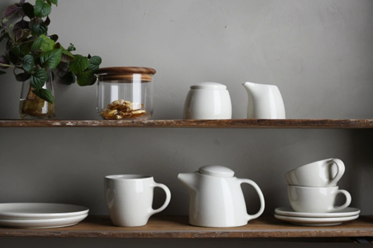 KINTO-TOPO 馬克杯，白色，搭配同系列的茶壺、碟子、砂糖罐，營造優雅的生活質感