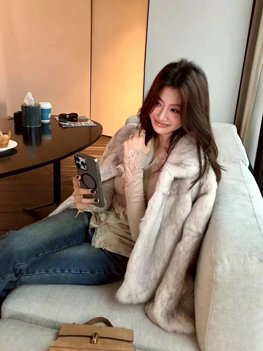 奶茶杏蕾絲荷葉滾邊手袖V領上衣-S-XL (Elegant & Love)