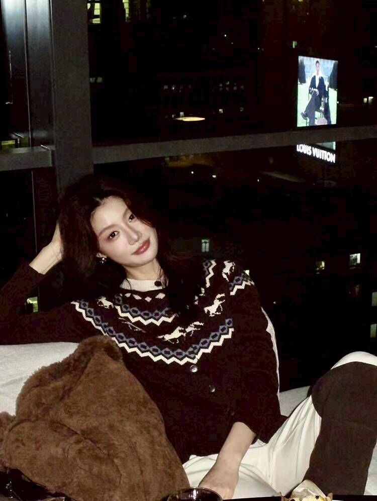 巧克力色系配色小馬圓領排釦上衣罩衫-S-XL (Elegant & Love)