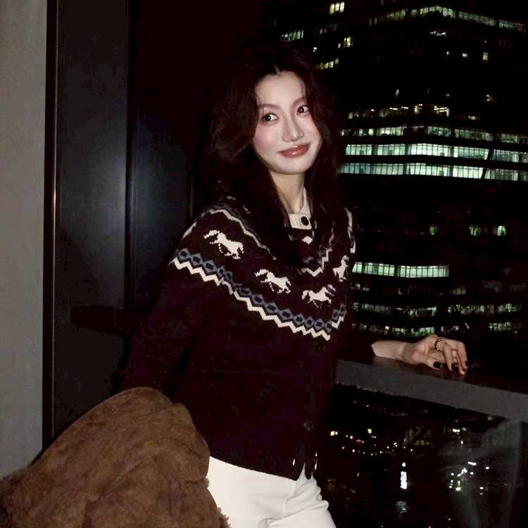 巧克力色系配色小馬圓領排釦上衣罩衫-S-XL (Elegant & Love)