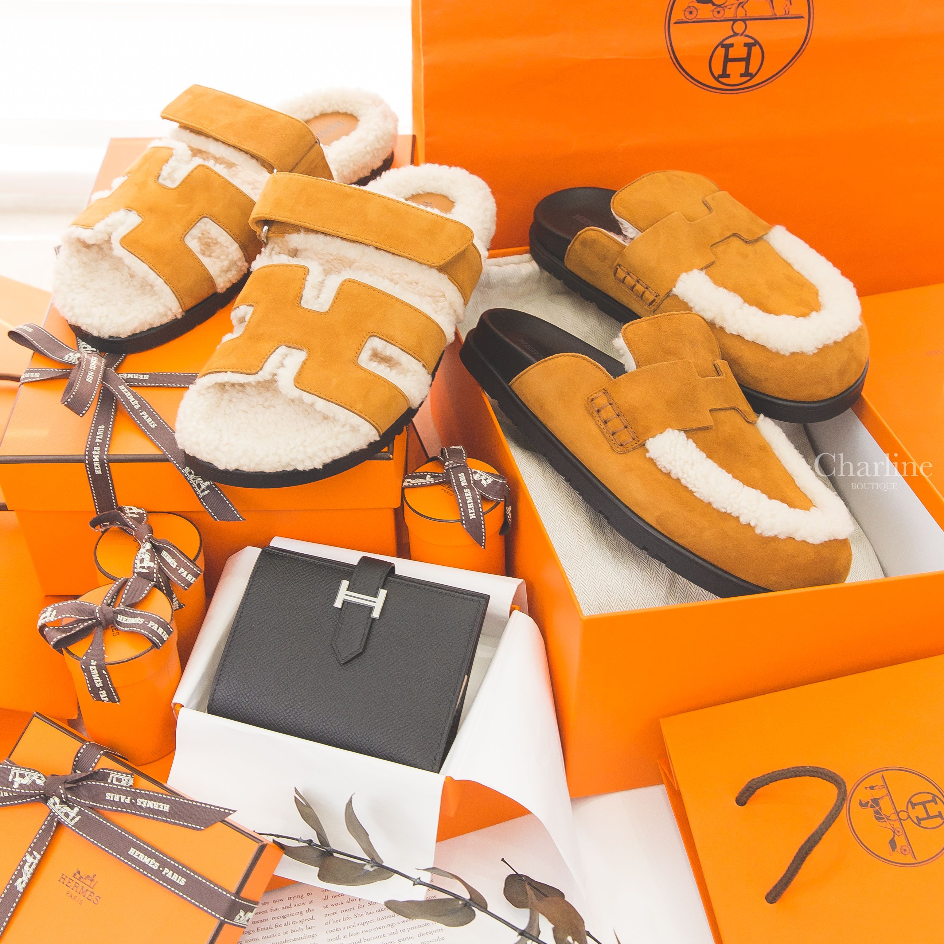 Hermès Bearn Compact Wallet 黑色銀釦短夾,Hermès Chypre 自然褐色麂皮米色羊毛黑底魔鬼氈拖鞋,Hermès Go Mule 自然褐色麂皮米色羊毛黑底穆勒鞋-Charline Boutique 精品代購