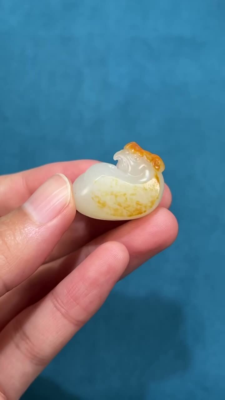 122629 和田玉籽料紅皮吉祥高升