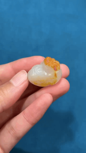 122629 和田玉籽料紅皮吉祥高升