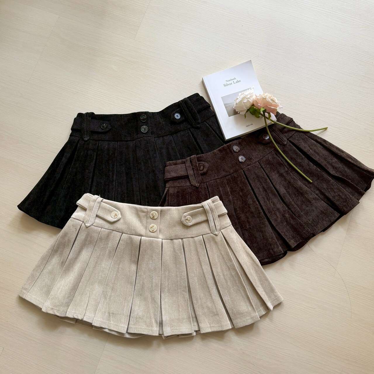 蜜桃絨寬腰雙釦百褶短裙