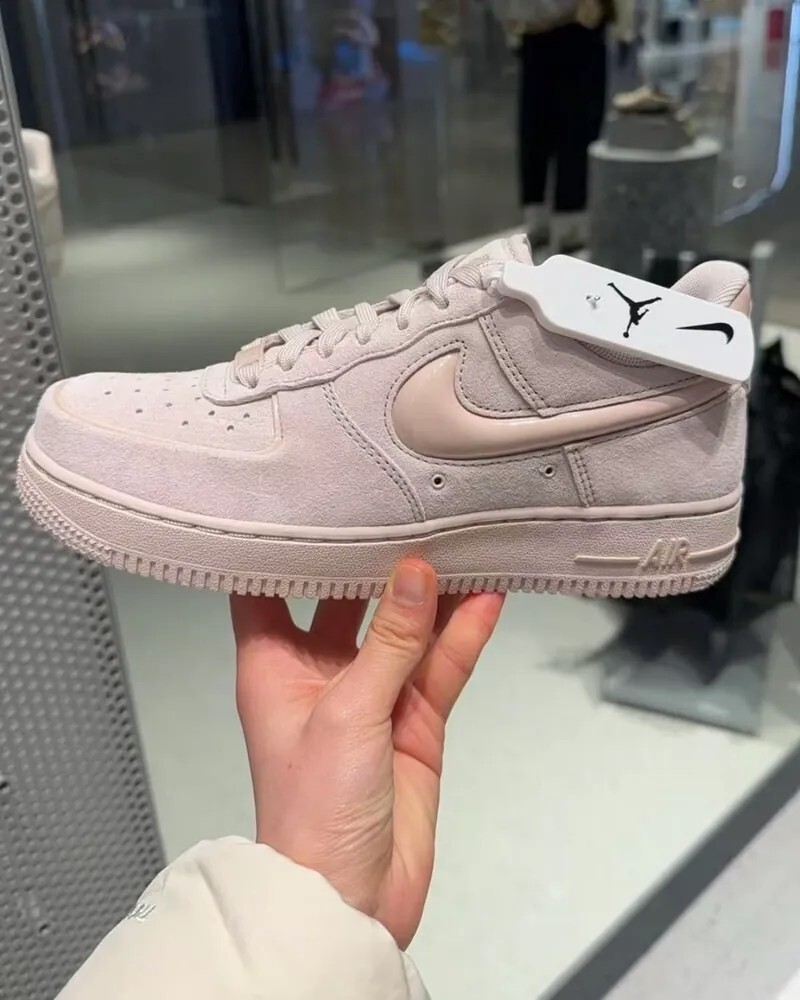 【預購】NIKE AIR FORCE 1 AF1 櫻花粉 淡粉 果凍勾勾 絨面 女鞋 HV4406-601