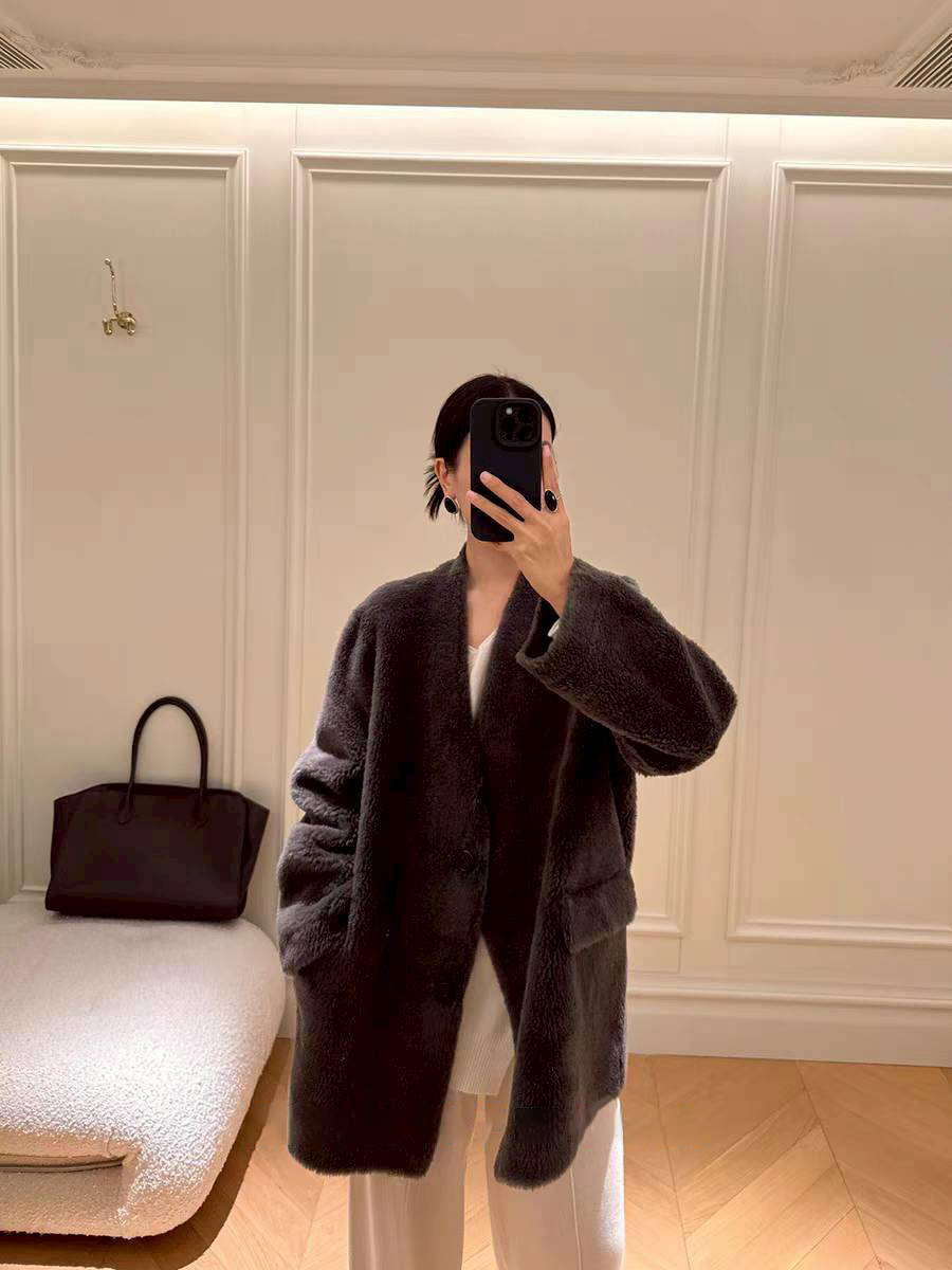 簡約感V領排釦造型毛絨絨皮草外套-S-M / 2色 (Elegant & Love)