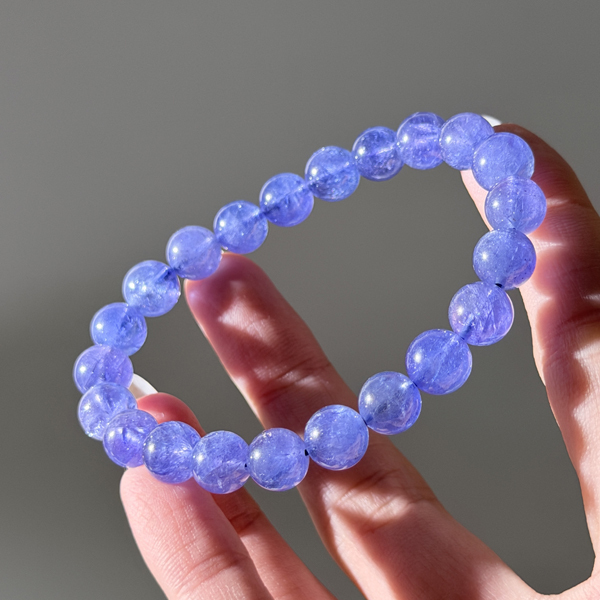 坦桑石晶瑩質地透出神秘靈氣