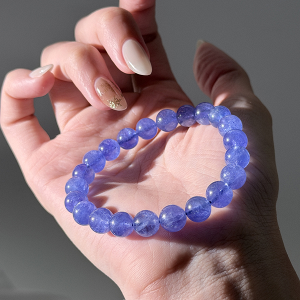 坦桑石屬於黝簾石（Zoisite）家族