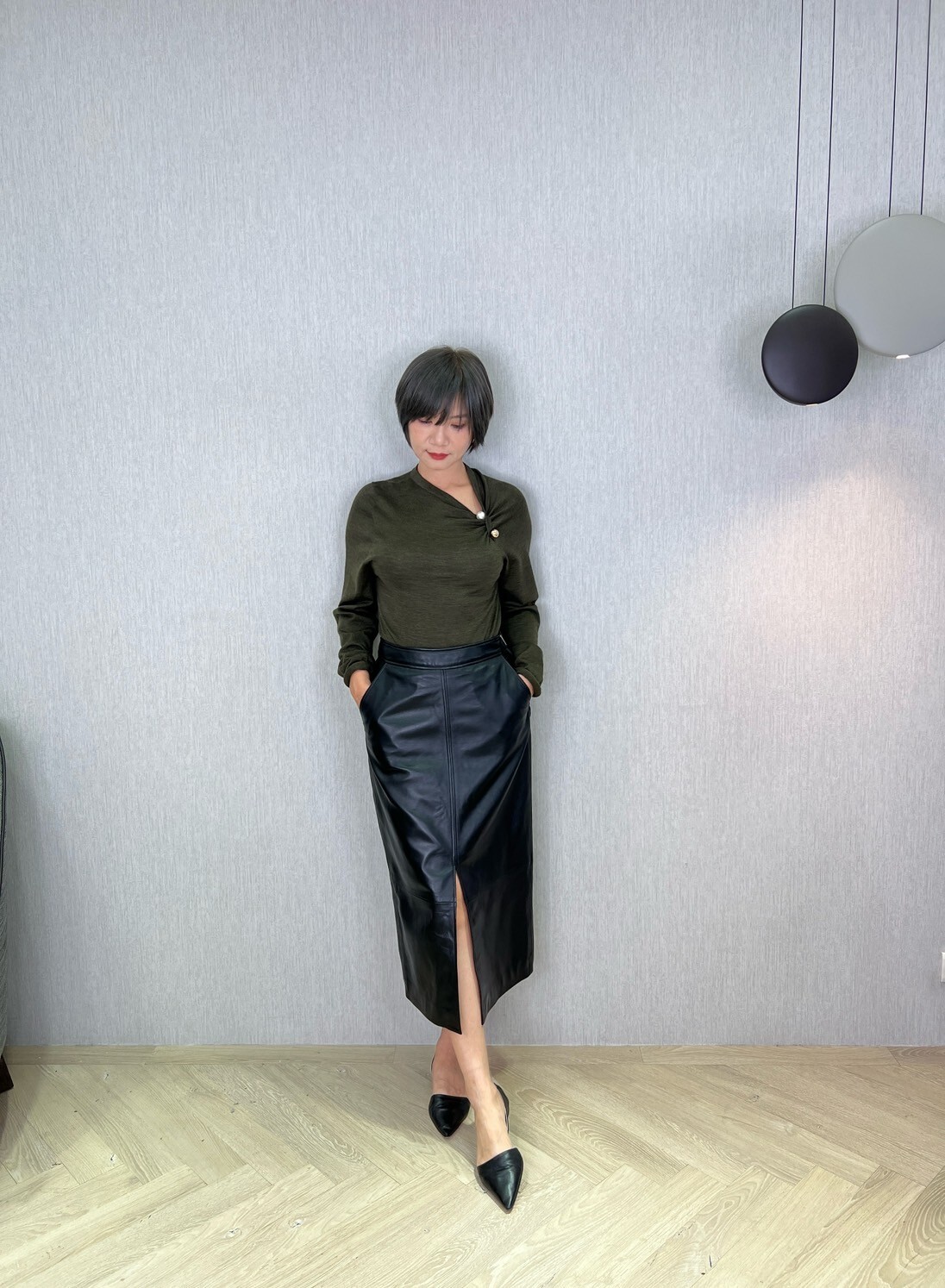 Philosophy V領別針造型針織上衣(墨綠)