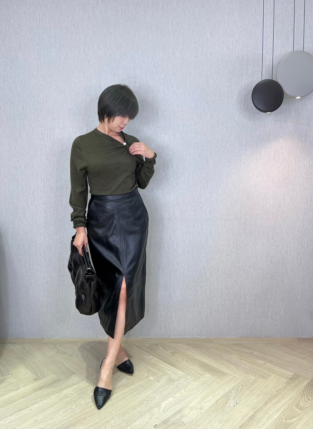 Philosophy V領別針造型針織上衣(墨綠)